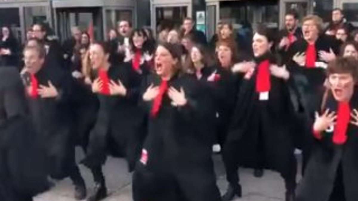 Fransız avukatlardan Haka dansı ile protesto