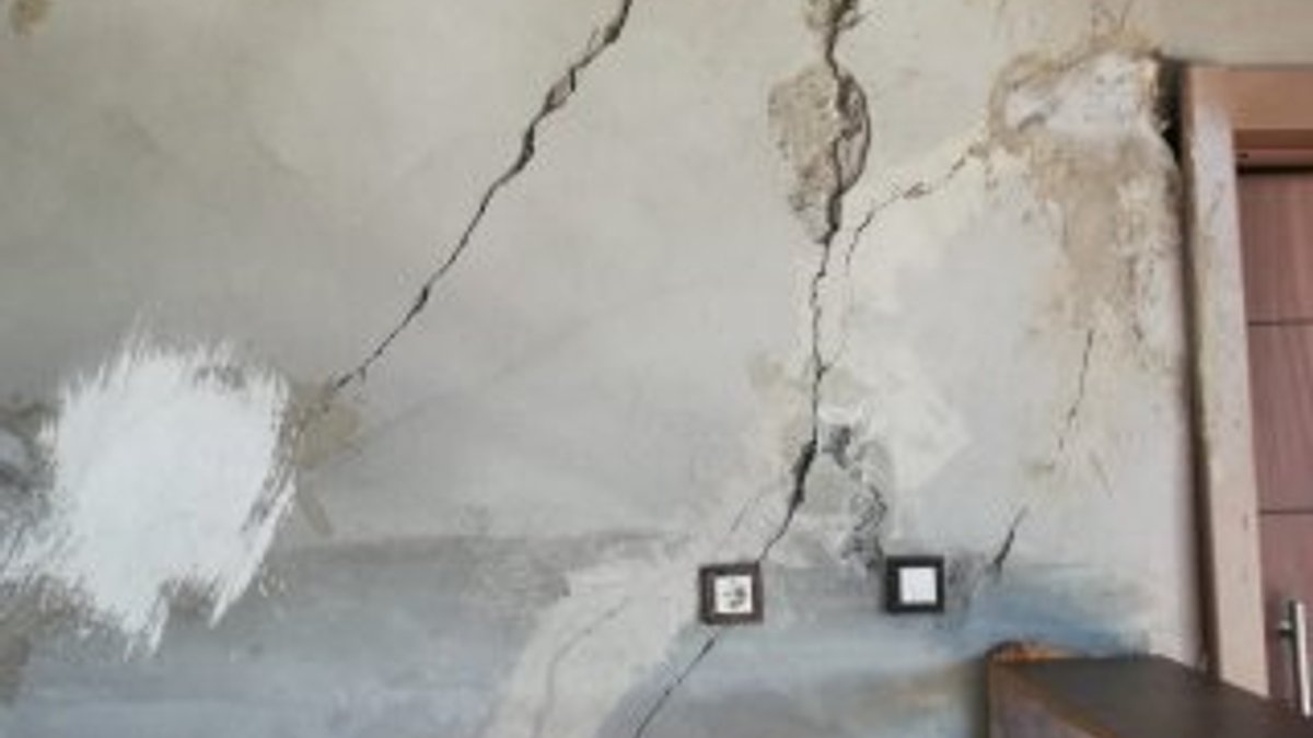 Deprem sonrası Çınar’da evlerin duvarları çatladı