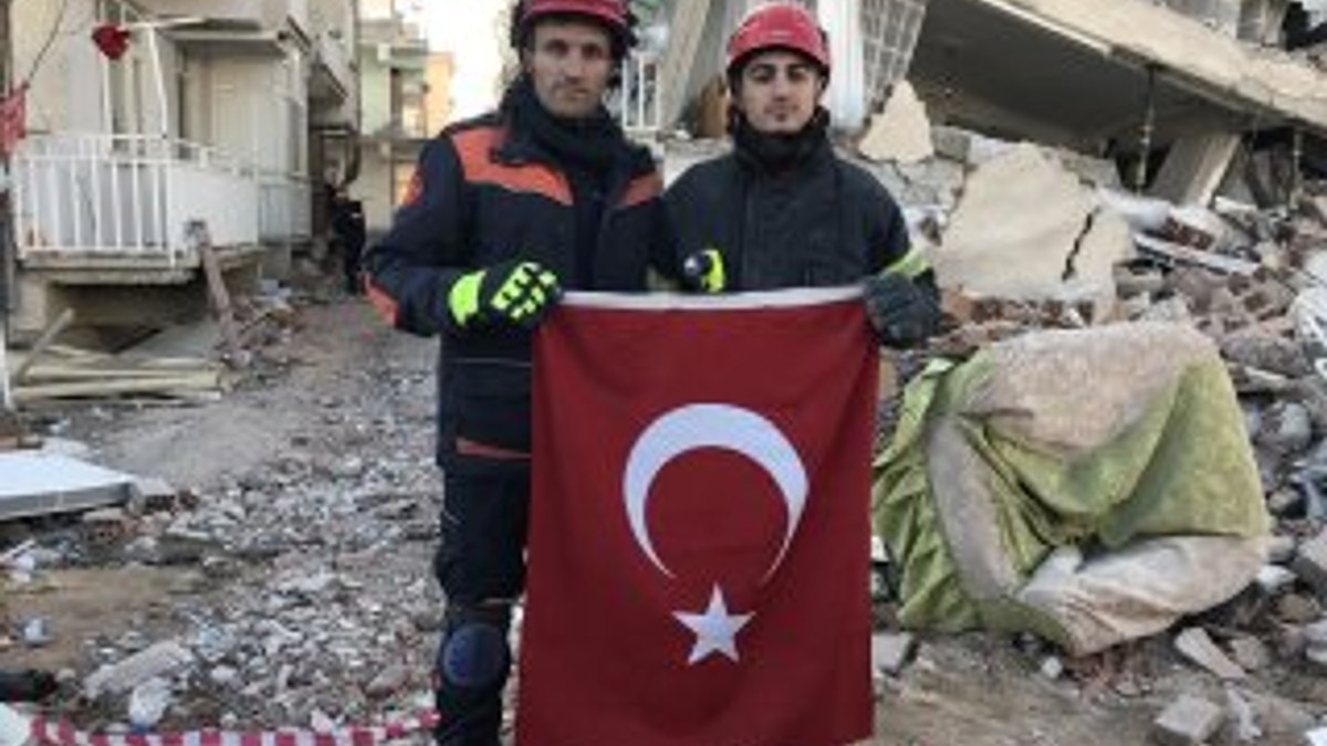Türk bayrağını enkaz altında bırakmadılar