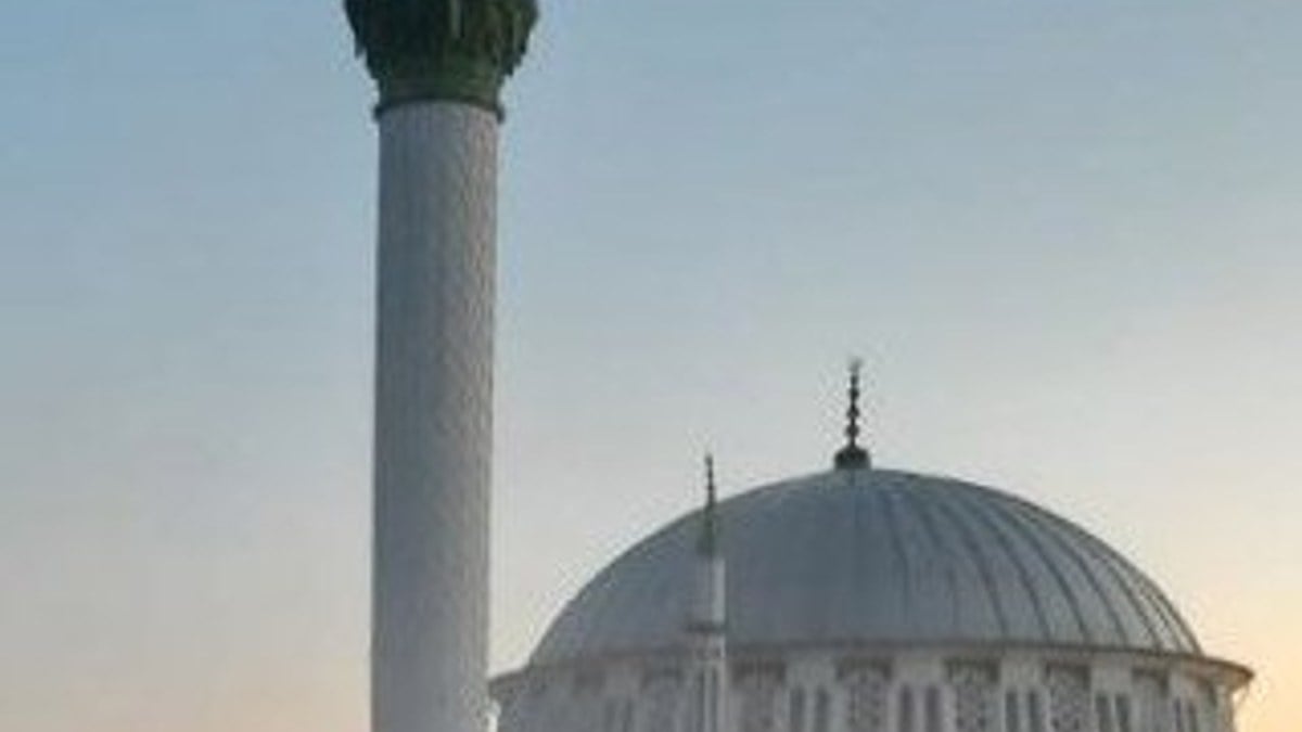 Kırkağaç’ta depremde hasar gören cami minaresi yıkıldı