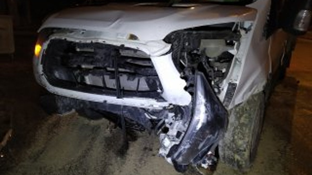 Arnavutköy’de 2 araç kafa kafaya çarpıştı