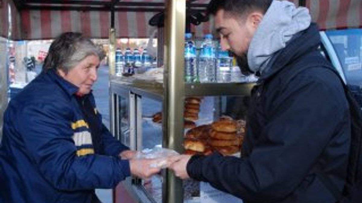 Bir günlük gelirini deprem için bağışlayan 'simitçi abla'