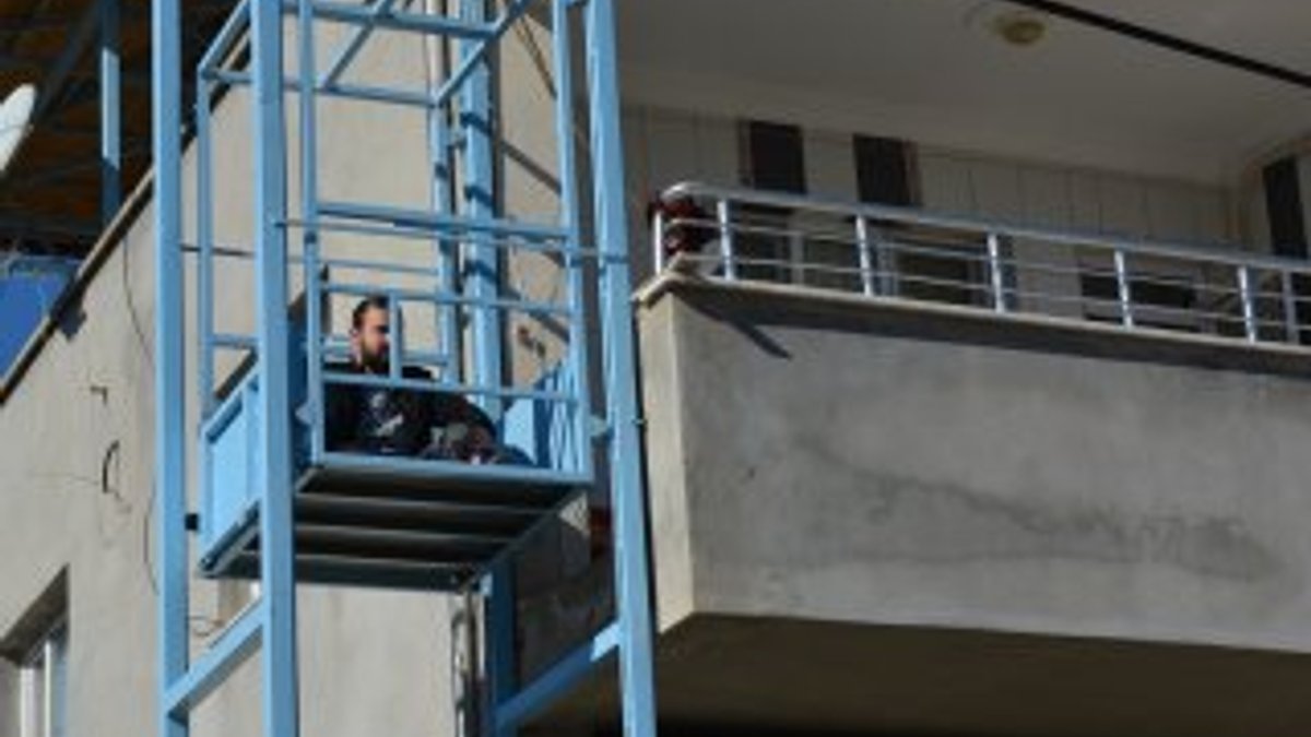 Yürüyemeyen oğlu için evinin balkonuna asansör yaptırdı