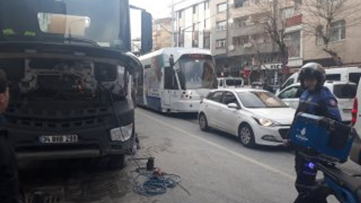 İstanbul'da tramvay yolunda trafik kazası