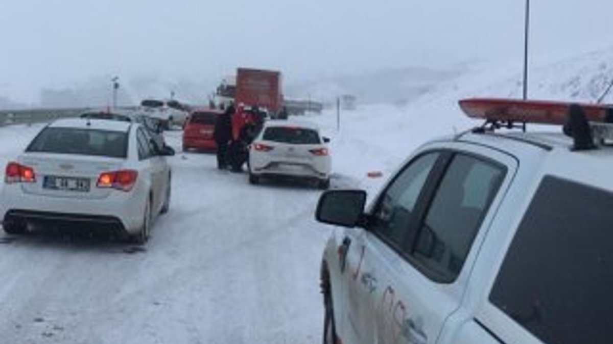 Kop Dağı Geçidi'nde kar trafiğin durmasına neden oldu