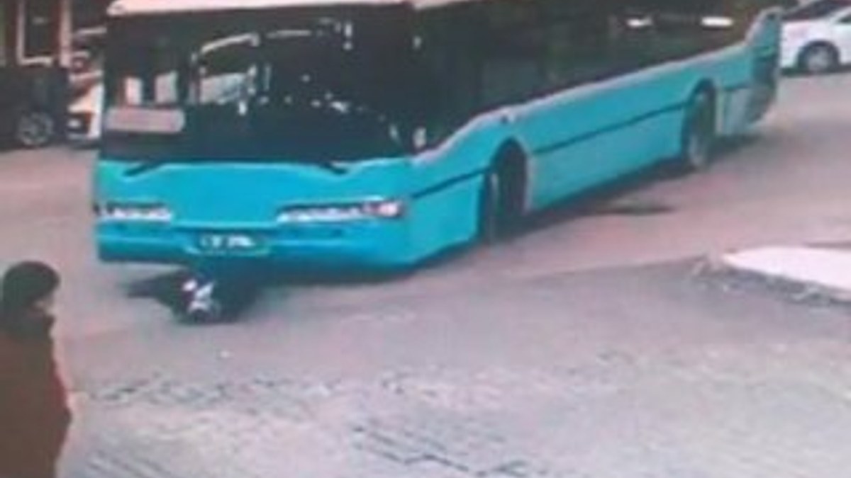 Bursa'da otobüsün kadına çarpma anı