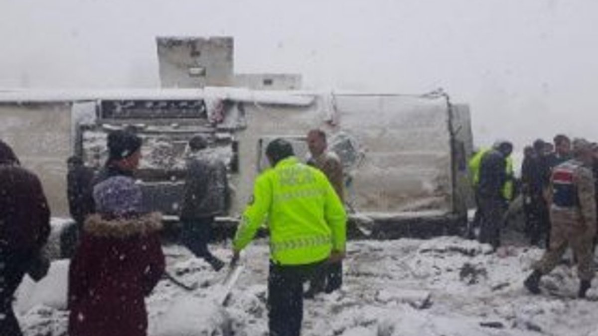 Erzincan'da, buzlanan yolda otobüs yan yattı: 46 yaralı