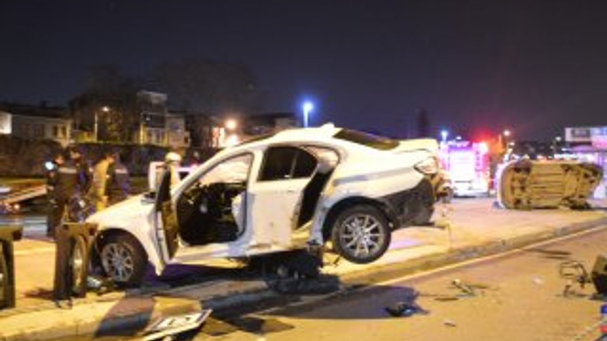 İstanbul'da 3 aracın karıştığı kazada 6 kişi yaralandı