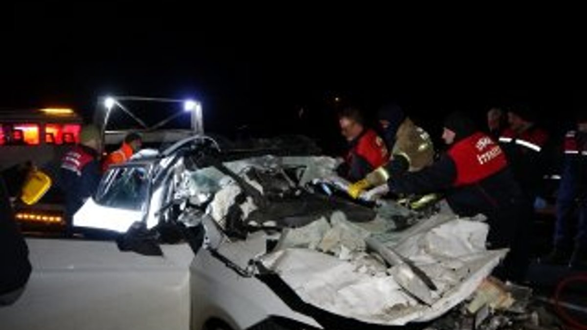 Uşak'ta tıra arkadan çarpan araçtaki 2 kişi öldü