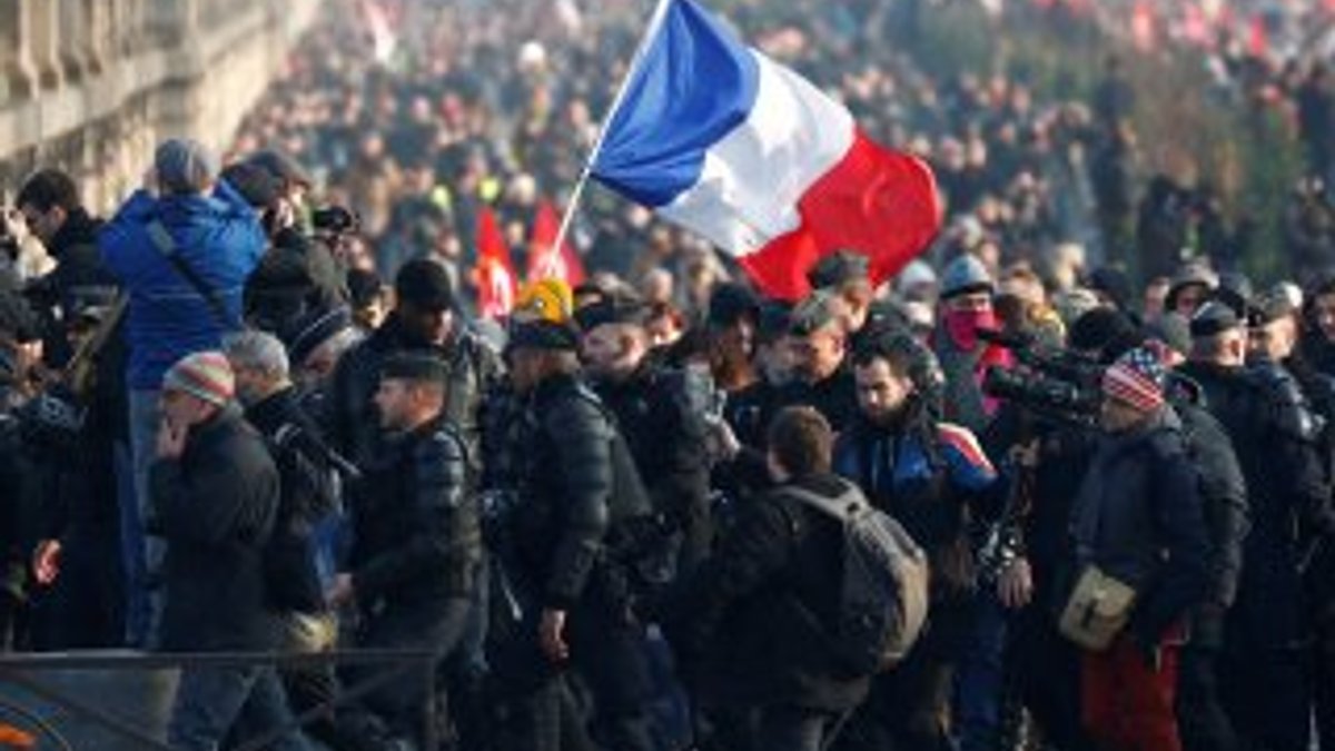Fransa'da sarı yeleklilerin gösterileri sürüyor