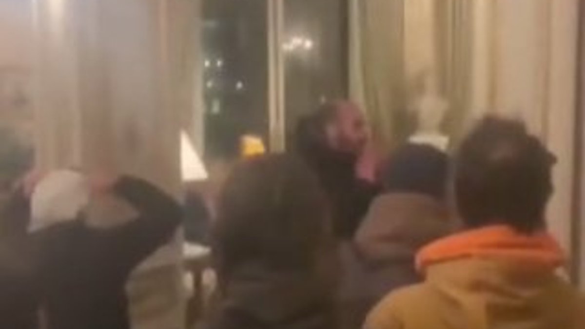 Fransa'da eylemciler siyasetçilerin gittiği restoranı bastı