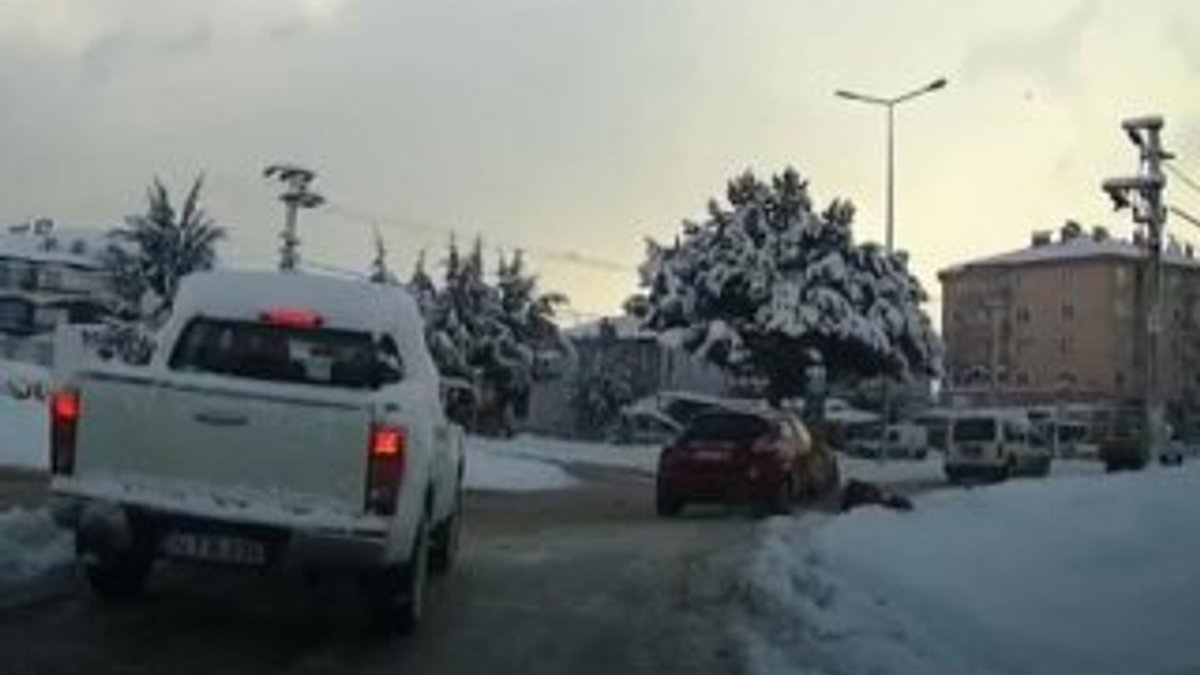Kar nedeniyle yoldan yürüyen yaşlı adama otomobil çarptı