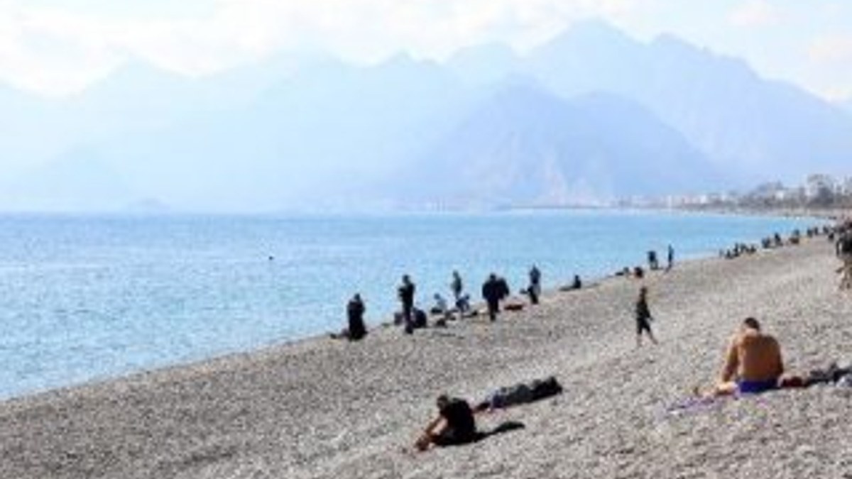 Antalyalılar yine sahillere akın etti