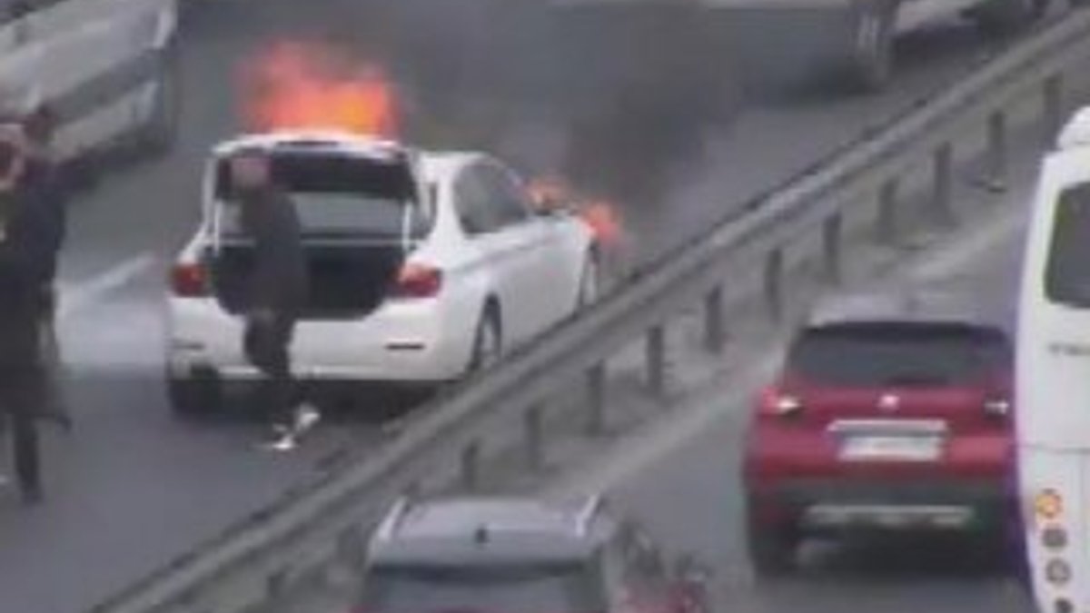 Bakırköy D-100 karayolunda otomobil yangını