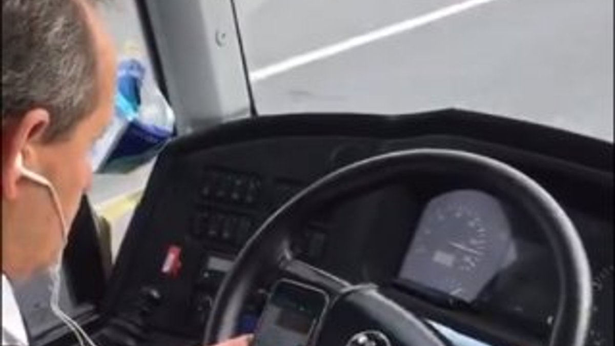 Yolcu taşıyan şoför, direksiyon başında telefonla oynadı