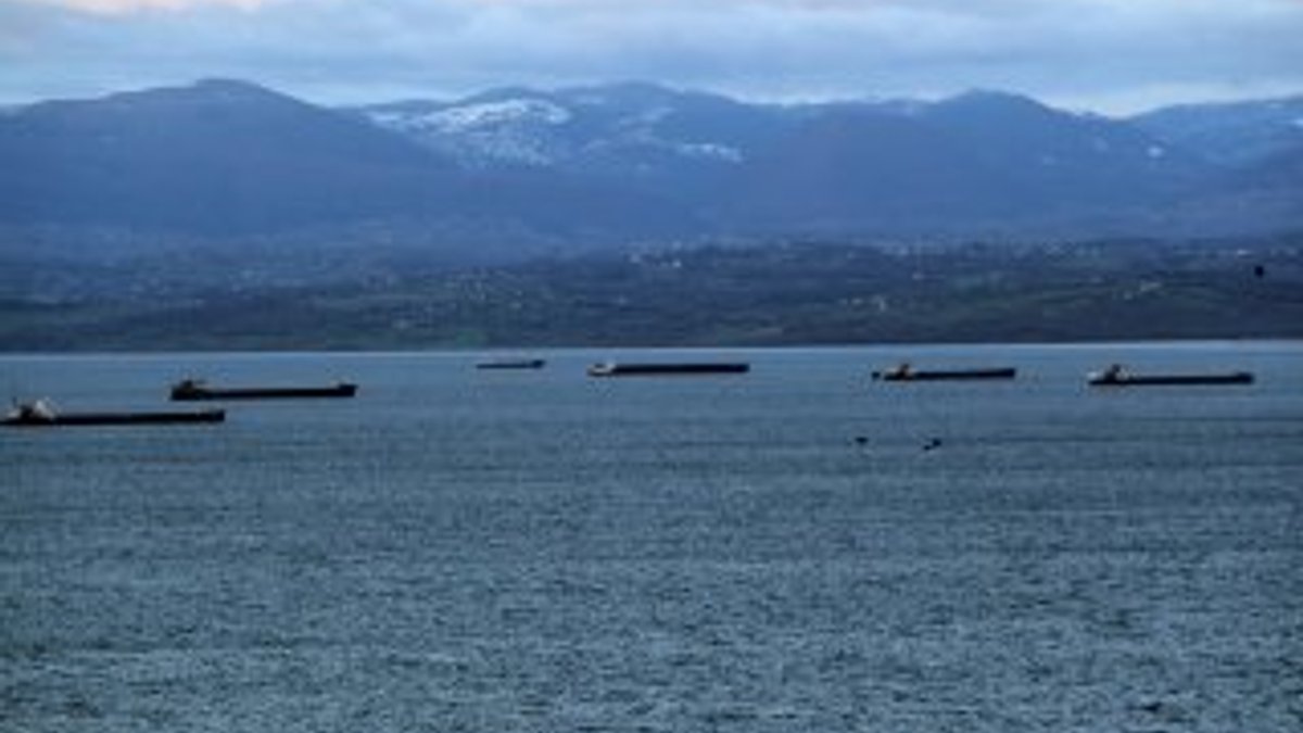 Gemiler fırtına uyarısıyla Sinop Limanı'na sığındı