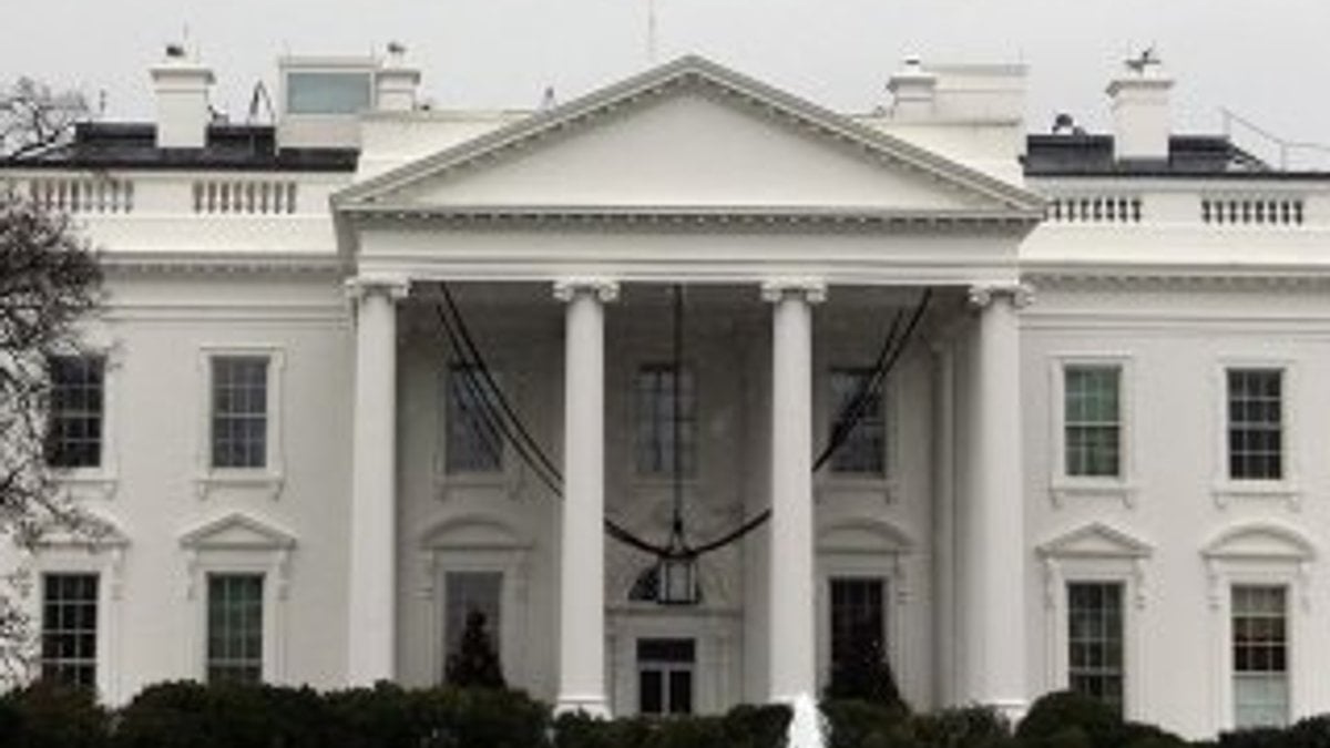 Beyaz Saray'da bıçaklı bir saldırgan yakalandı