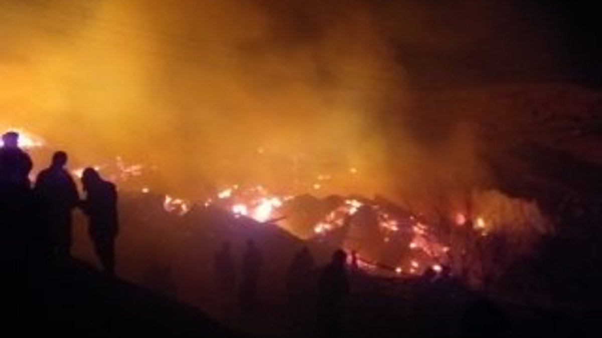 Erzurum'da 16 yapıyı kül eden yangın kontrol altında