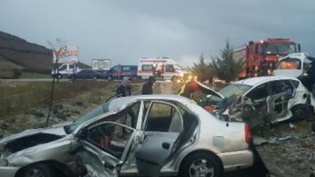 Manisa'da zincirleme trafik kazası: 2 yaralı