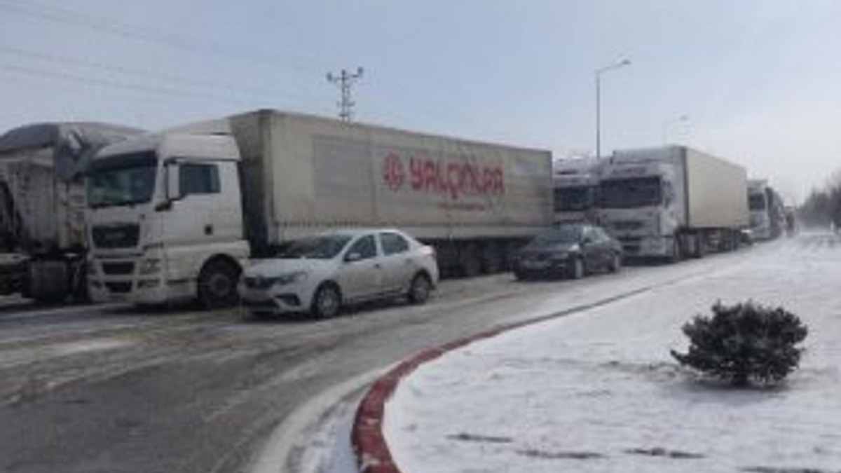 Konya'da 17 araçlı zincirleme kaza: 15 yaralı