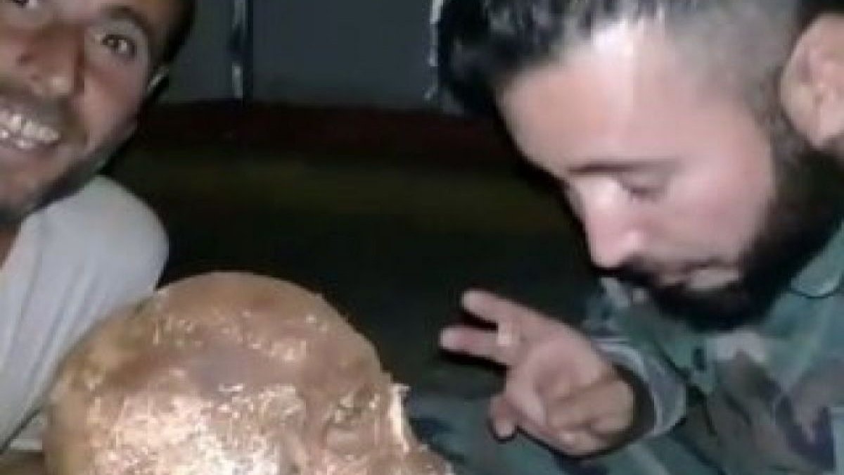 Esad rejimi askerleri mezardan kafatası çıkardı