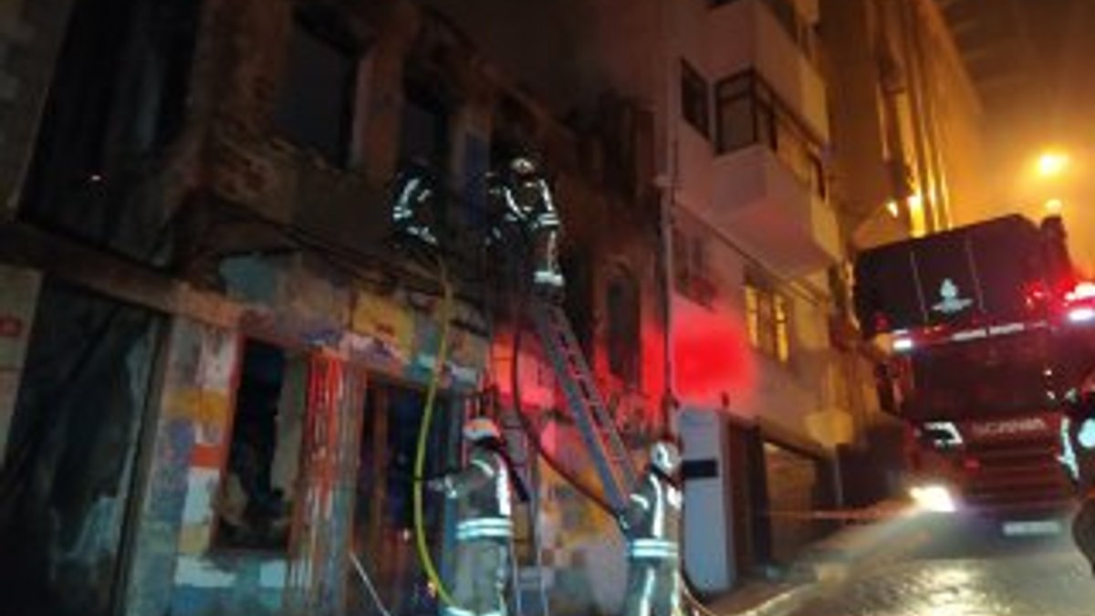 Beyoğlu'nda metruk binada yangın