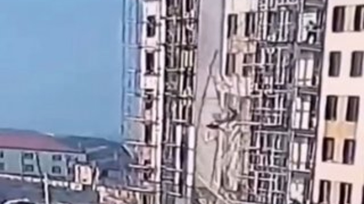 Rusya'da 2 inşaat işçisi 9'uncu kattan yere düştü