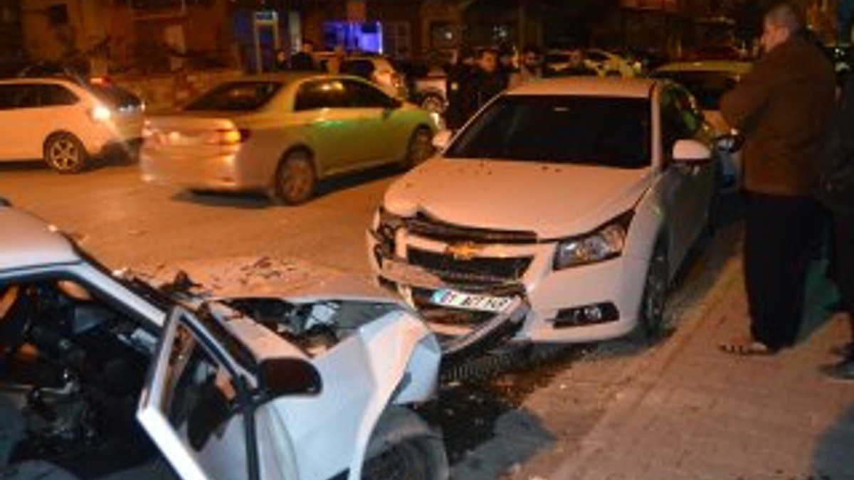 Osmaniye'de bir araç park halindeki araca çarptı