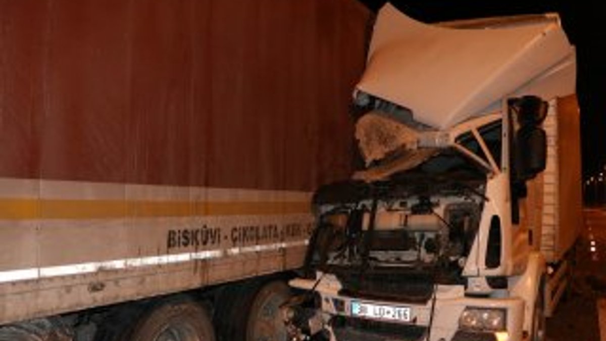 Kayseri'de park halindeki tıra kamyonet çarptı: 3 yaralı