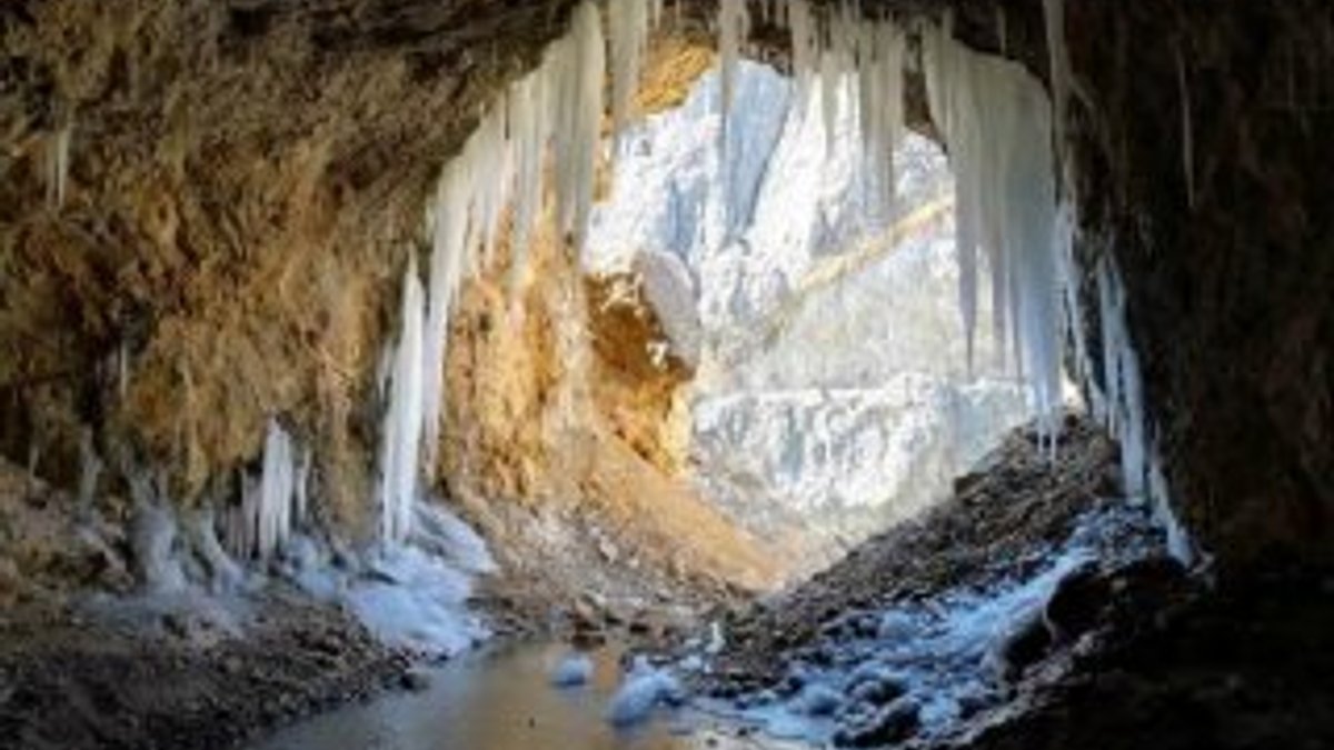 Erzincan'daki tarihi Taş Yol buz tuttu