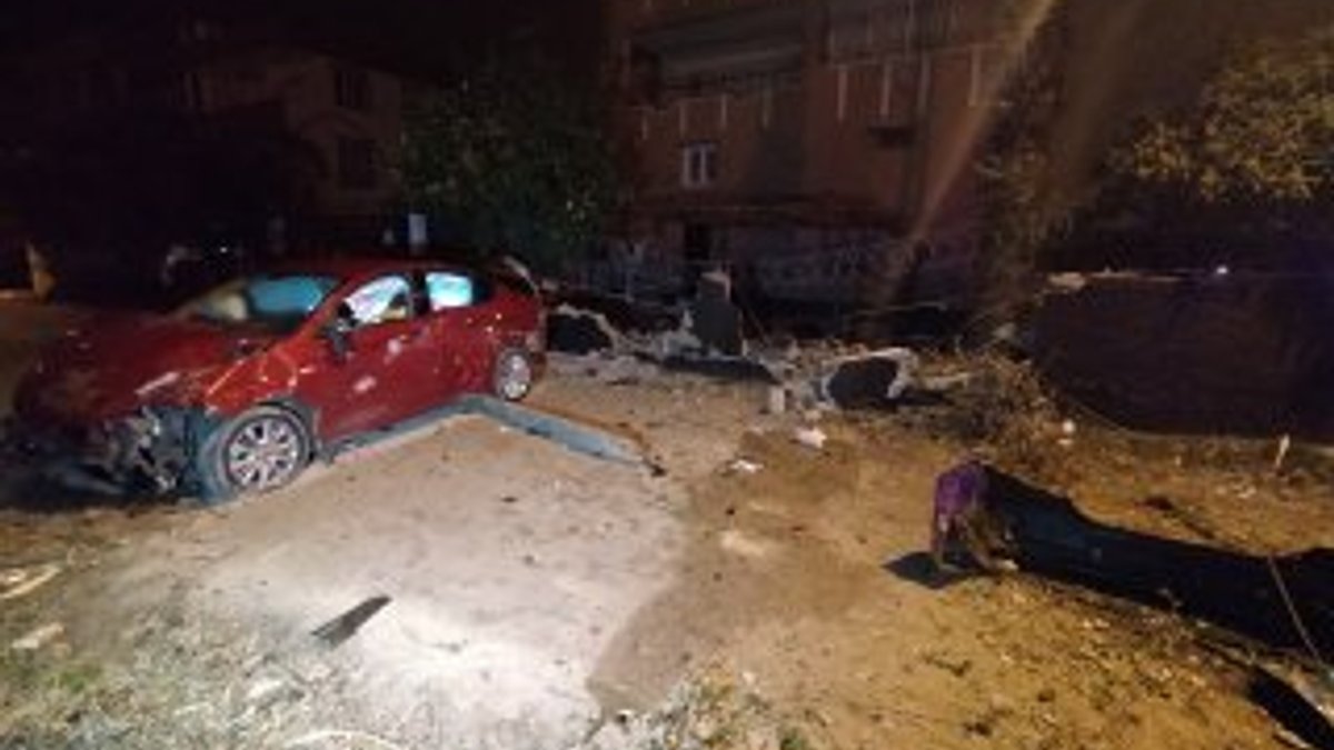 Adana'da hırsızlar ev duvarına çarptı