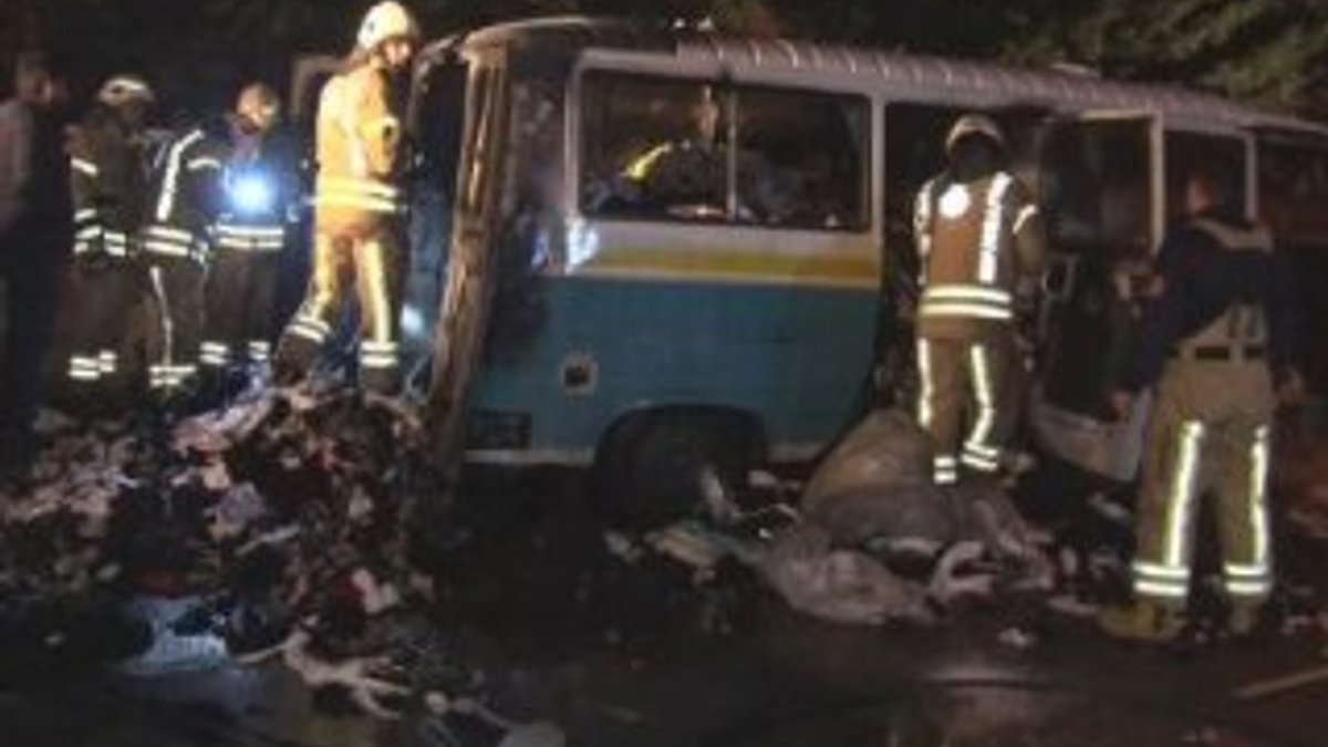 Esenler'de peş peşe park halindeki iki minibüs yandı