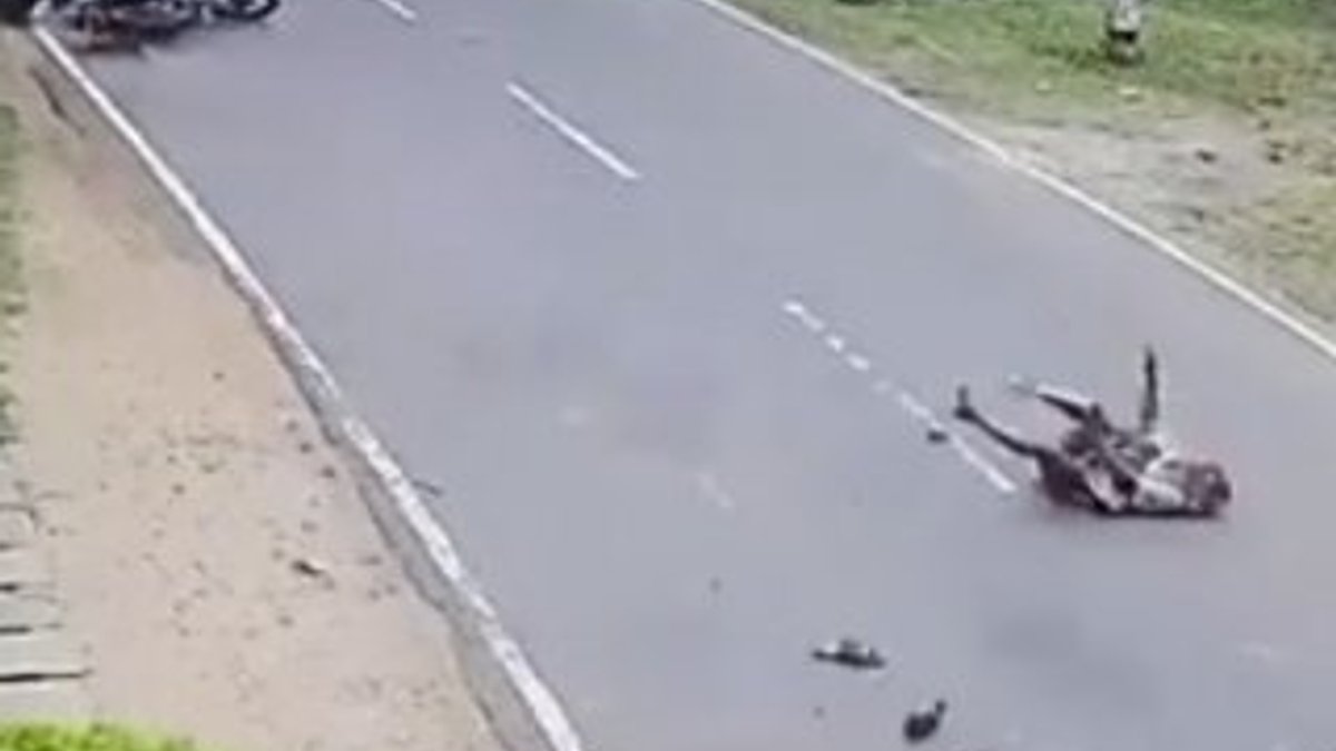 Caddenin ortasında yürüyen adama motosiklet çaptı