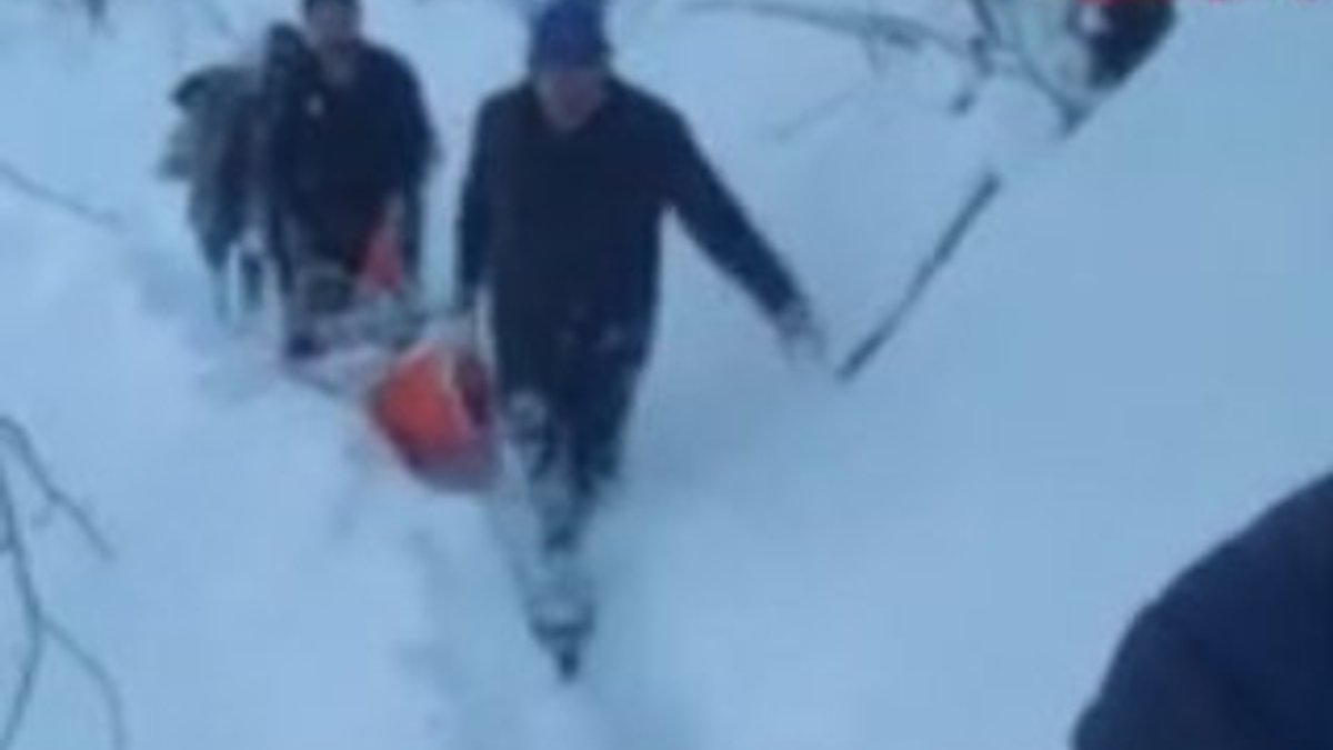 Karla kaplı yolda hastayı sedyeyle taşıdılar