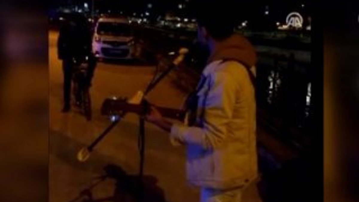 Hatay'da otomobili bağlanan müzisyenden mini konser