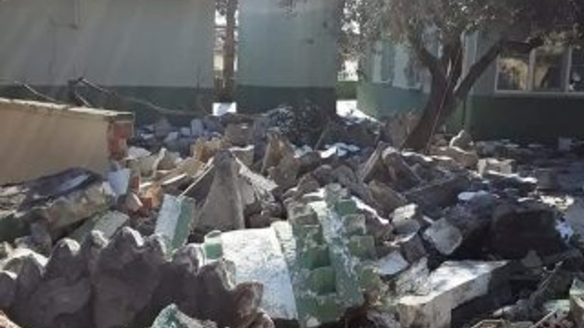 Manisa'da depremde hasar gören cami minaresi yıkıldı