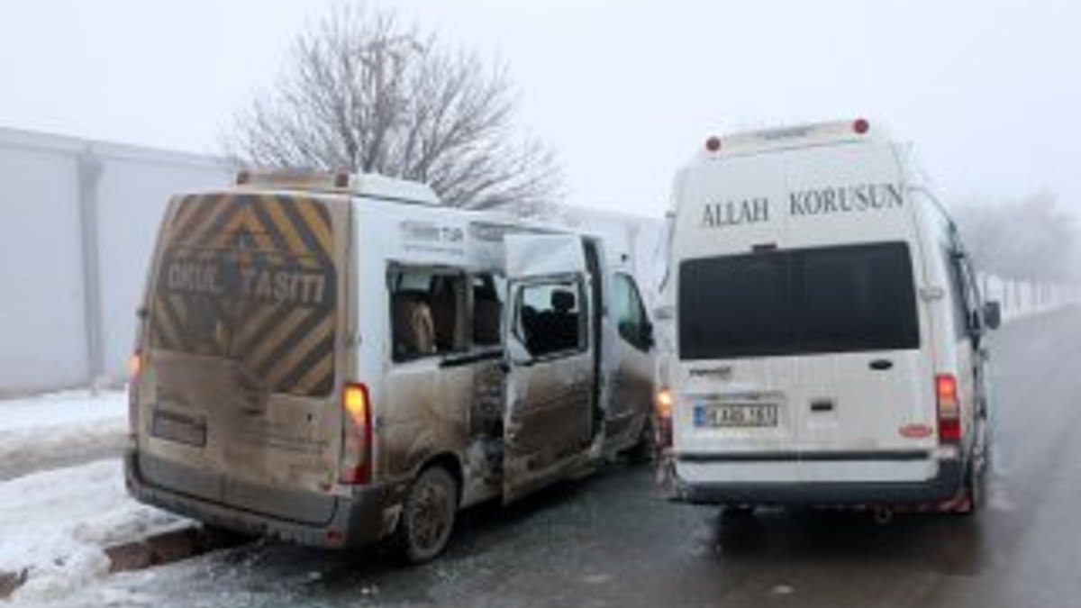Sivas'ta iki işçi servisi çarpıştı: 12 yaralı