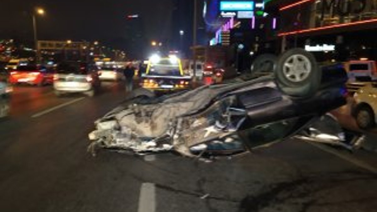 İstanbul'da direğe çarpan araç takla attı