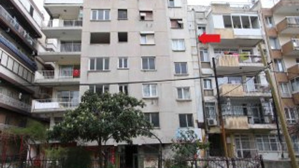 İzmir'de yan yatan bina boşaltıldı