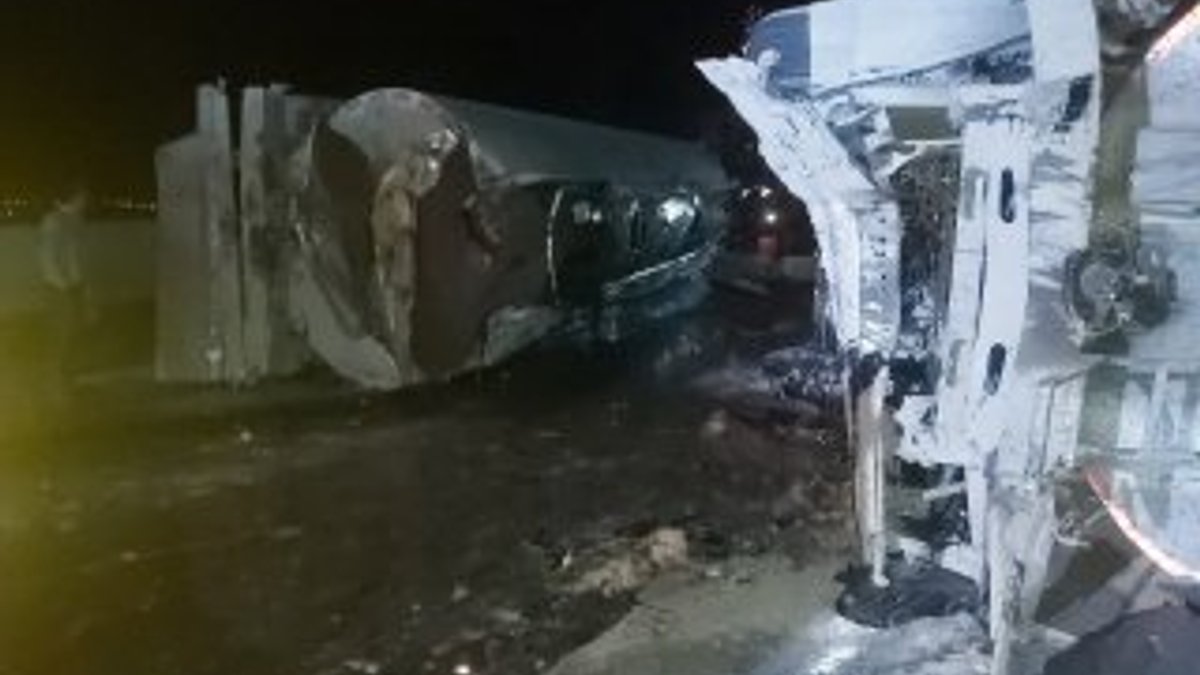 Gaziantep'te zift yüklü iki kamyon kaza yaptı