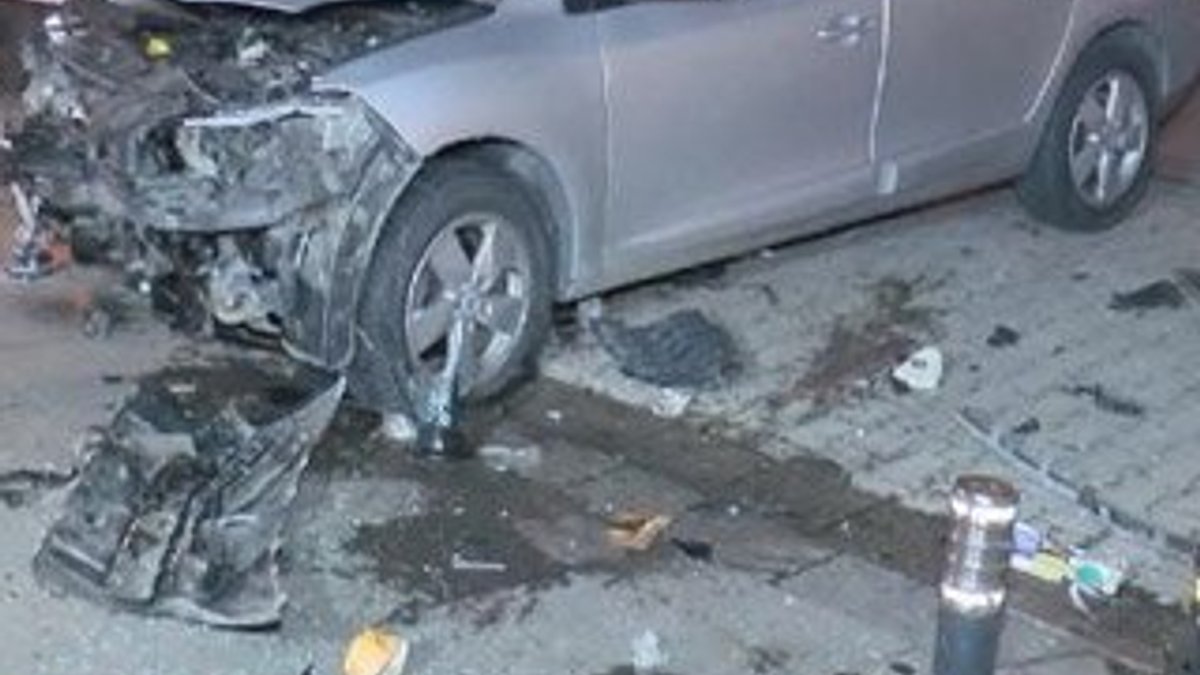 Bağdat Caddesi'nde bankta oturan çifte otomobil çarptı