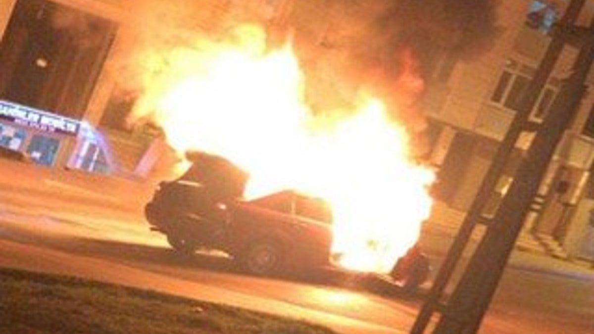 Sultanbeyli'de seyir halindeki otomobilde yangın