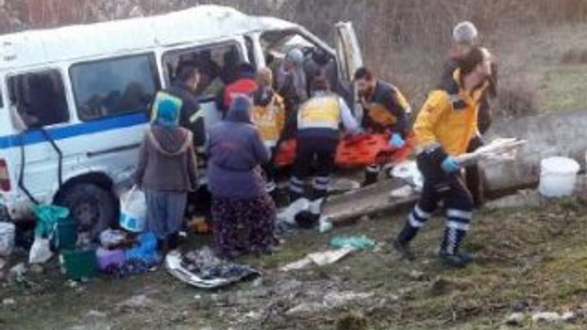 Manisa'da otomobil ile işçi servisi çarpıştı: 1 ölü 12 yaralı