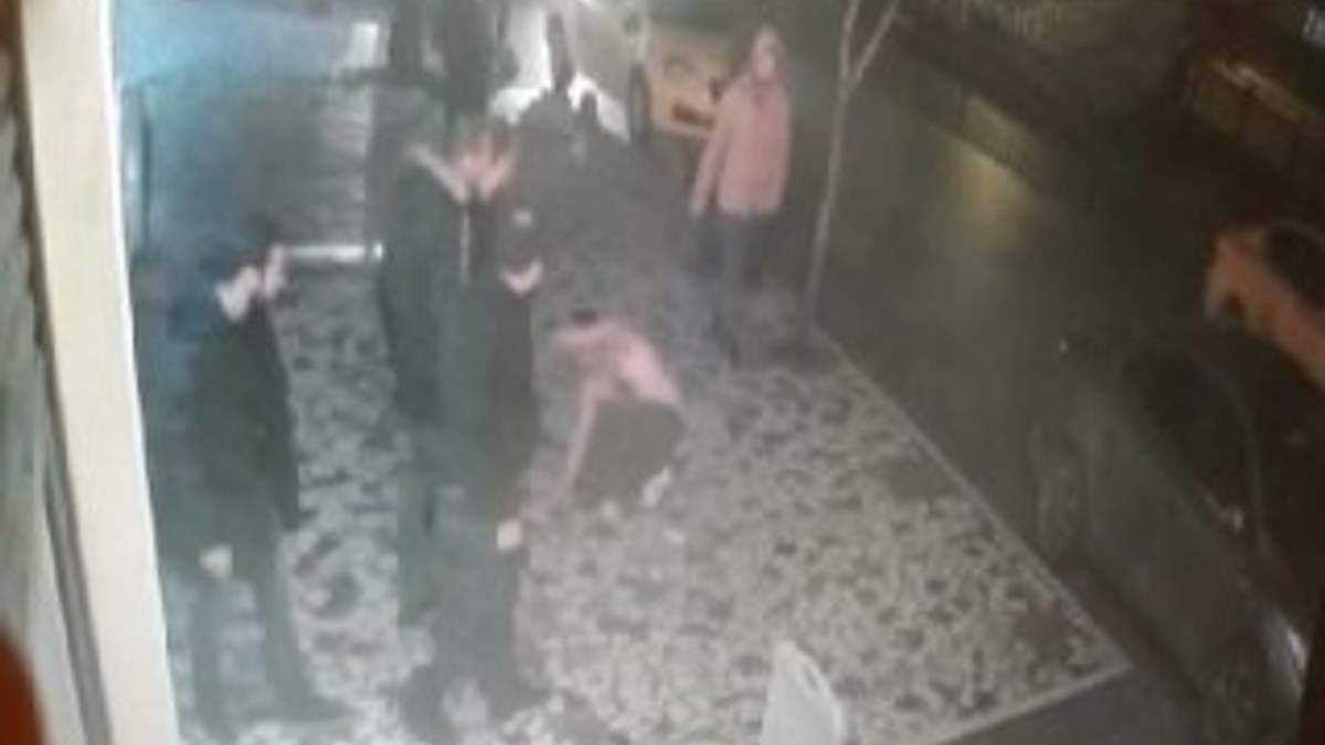 Fatih'te kadına saldıran adama vatandaşlardan dayak