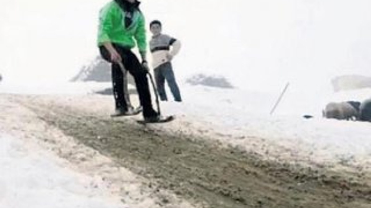 Bitlis'te demir ve tahtadan kayak takımı yapan çocuklar