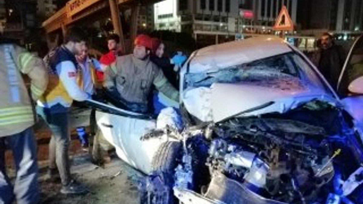 Ataşehir'de aşırı hızlı araç halk otobüsüne çarptı