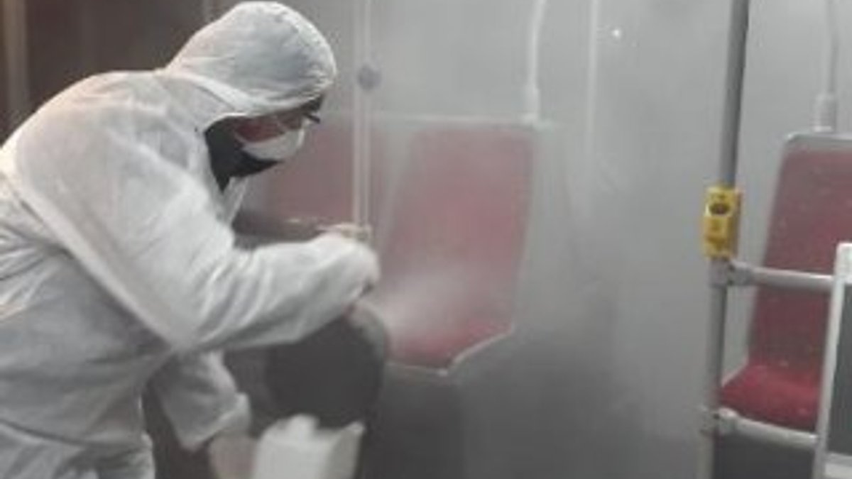 İstanbul'da metrobüs ve duraklar dezenfekte ediliyor