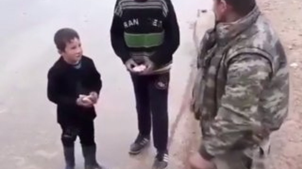 Suriye'de ekmeğini çocuklarla paylaşan Türk asker