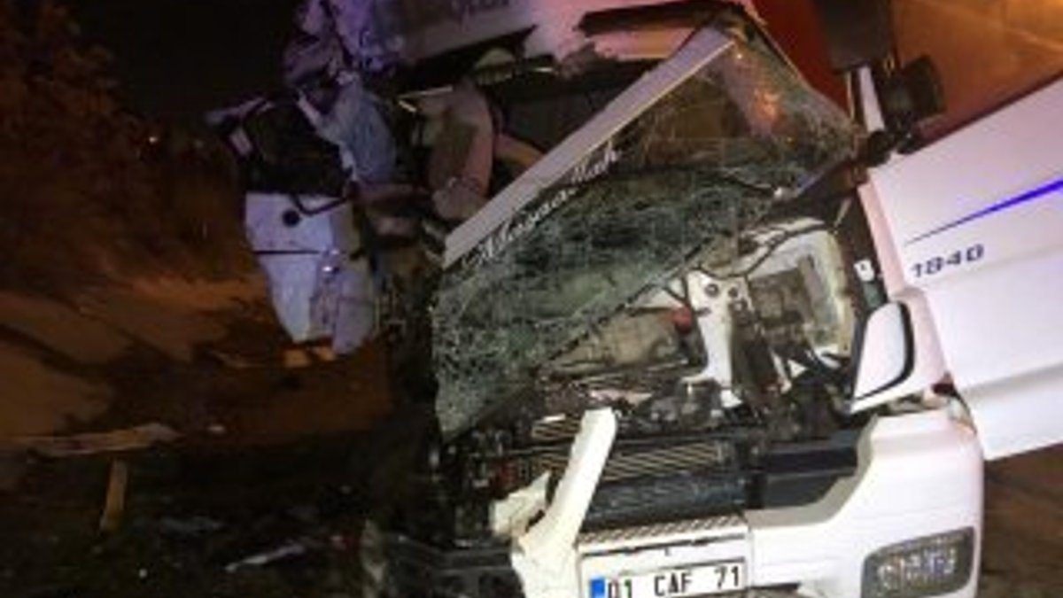 Ankara'da yol kenarındaki tıra başka tır çarptı: 2 ölü