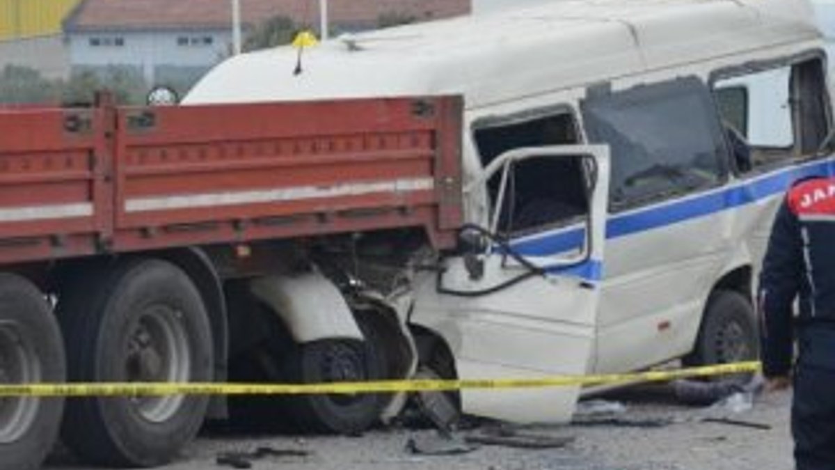 Manisa'da servis midibüsü ve 2 tır çarpıştı: 2 ölü